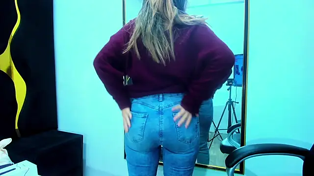 Snapshot of GiaRoussel chatting on December 2025 04:36:01 PM GiaRoussel online show from December 2025 04:36:01 PM