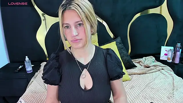 Snapshot of GiaRoussel chatting on February 2026 05:00:01 PM GiaRoussel online show from February 2026 05:00:01 PM