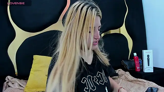 Snapshot of GiaRoussel chatting on February 2026 04:40:01 PM GiaRoussel online show from February 2026 04:40:01 PM