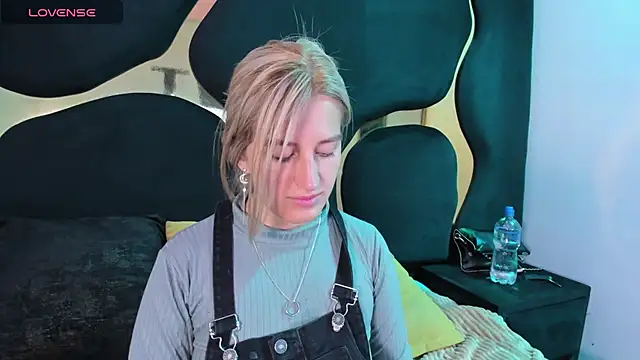 Snapshot of GiaRoussel chatting on March 2026 04:02:02 PM GiaRoussel online show from March 2026 04:02:02 PM