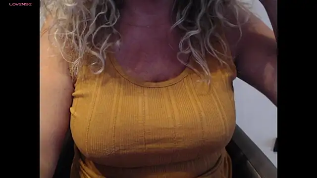Snapshot of JenniLowen chatting on June 2026 08:30:02 AM JenniLowen online show from June 2026 08:30:02 AM