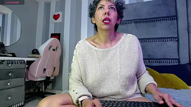 Julianewell online show from February 2026 12:38:01 PM