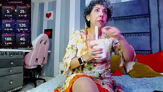 Julianewell online show from April 2026 12:39:01 PM