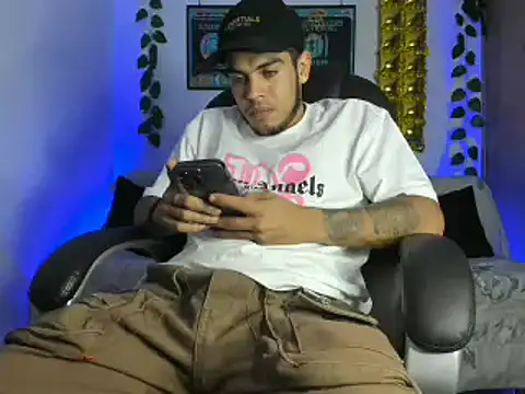 Snapshot of mikee_scooth chatting on January 2025 02:57:02 AM mikee scooth online show from January 2025 02:57:02 AM