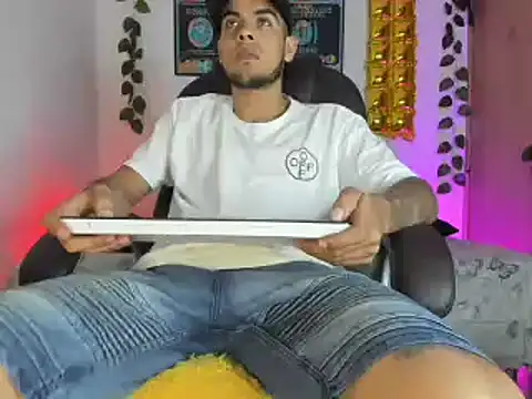 Snapshot of mikee_scooth chatting on February 2025 12:40:02 AM mikee scooth online show from February 2025 12:40:02 AM