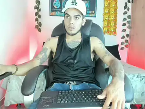 Snapshot of mikee_scooth chatting on February 2025 03:43:01 AM mikee scooth online show from February 2025 03:43:01 AM