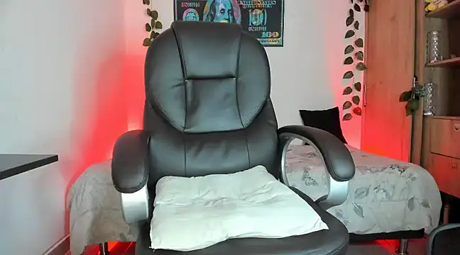 Snapshot of mikee_scooth chatting on February 2025 04:25:01 AM mikee scooth online show from February 2025 04:25:01 AM