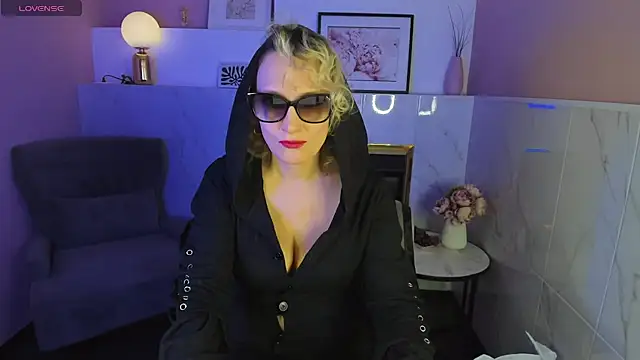 Queen Anna  online show from January 2025 01:45:02 PM