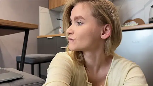 Adelovenick online show from April 2026 09:19:01 AM