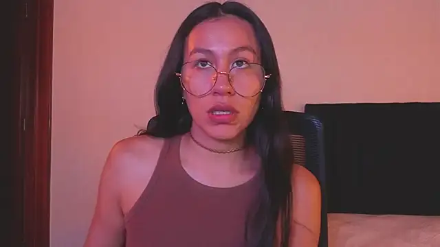 Snapshot of EmiGomez_ chatting on July 2026 03:04:01 AM EmiGomez online show from July 2026 03:04:01 AM