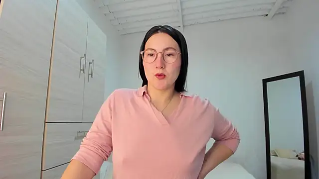 Elle Lee  online show from November 2025 03:35:01 PM