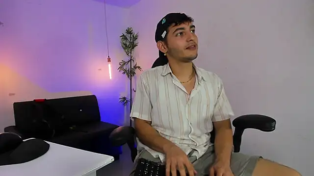 Snapshot of DiegoRogue_ chatting on December 2024 03:33:02 PM DiegoRogue online show from December 2024 03:33:02 PM