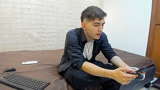 Snapshot of DiegoRogue_ chatting on December 2024 01:12:02 PM DiegoRogue online show from December 2024 01:12:02 PM