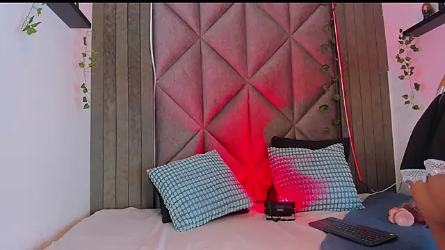 BriaConner  online show from November 2025 02:10:02 AM