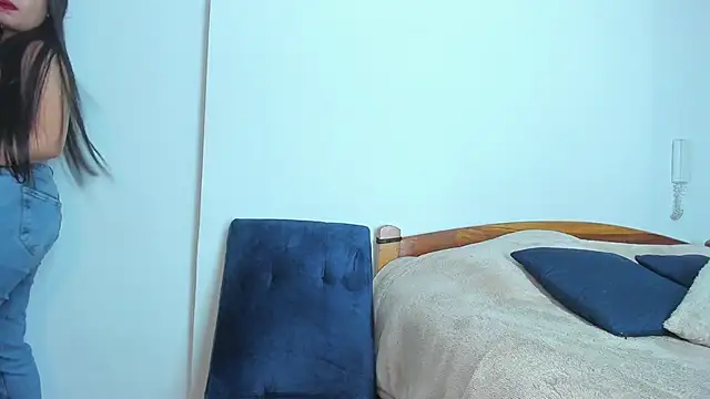 emiily15   online show from February 2025 06:26:02 PM