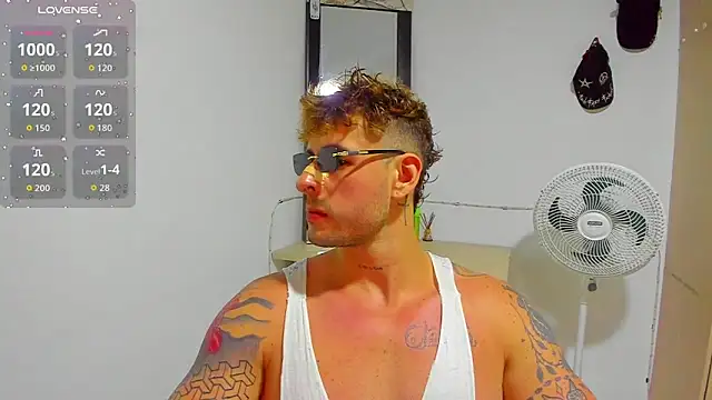 Snapshot of Ares_blue chatting on October 2025 01:25:01 AM Ares blue online show from October 2025 01:25:01 AM