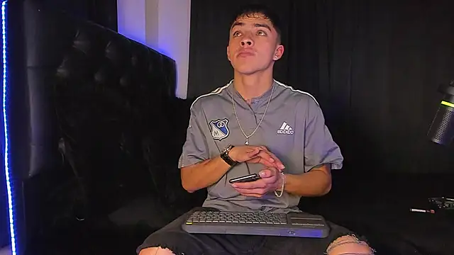 Snapshot of James1lee_ chatting on December 2024 02:45:02 AM James1lee online show from December 2024 02:45:02 AM