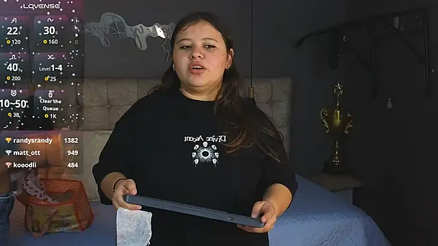 Laia and Aloby online show from November 2025 10:23:02 PM