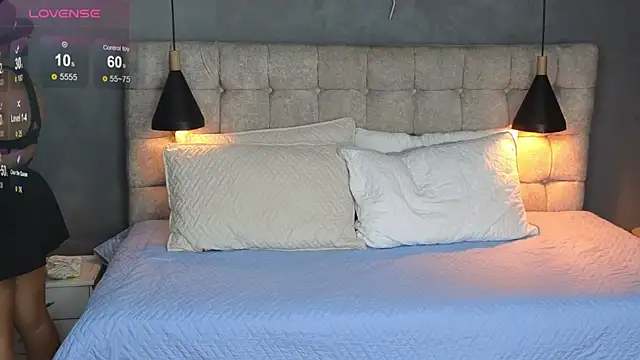 Laia and Aloby online show from December 2025 10:48:01 PM