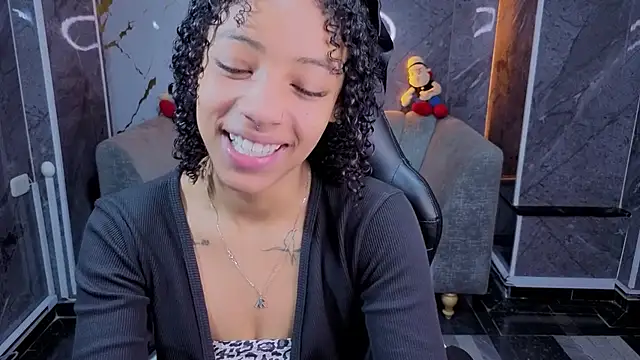 Snapshot of Violeth_b chatting on May 2026 12:54:02 PM Violeth b online show from May 2026 12:54:02 PM
