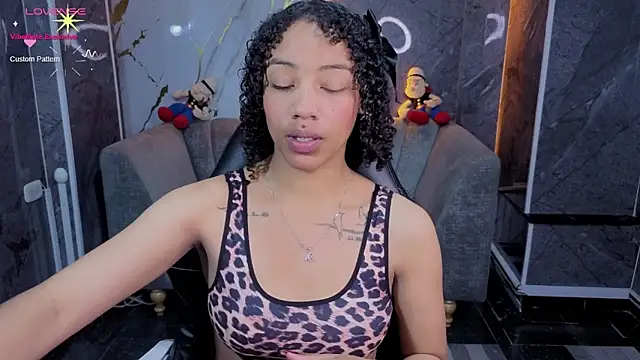 Snapshot of Violeth_b chatting on May 2026 02:45:01 PM Violeth b online show from May 2026 02:45:01 PM