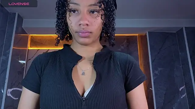 Snapshot of Violeth_b chatting on May 2026 01:30:01 PM Violeth b online show from May 2026 01:30:01 PM