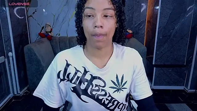 Snapshot of Violeth_b chatting on June 2026 01:24:02 PM Violeth b online show from June 2026 01:24:02 PM