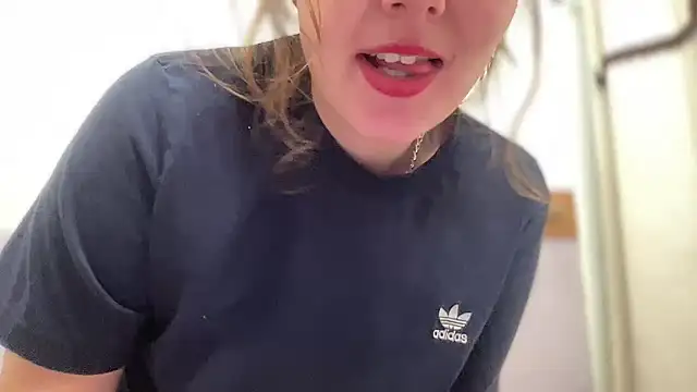 Snapshot of SkarlettRose96 chatting on October 2025 02:03:02 PM SkarlettRose96 online show from October 2025 02:03:02 PM