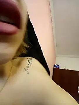 Snapshot of couple2000 chatting on February 2025 06:43:02 PM couple2000 online show from February 2025 06:43:02 PM