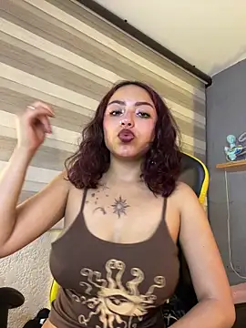 Snapshot of Liittleluaa_ chatting on February 2025 12:00:02 PM Liittleluaa online show from February 2025 12:00:02 PM