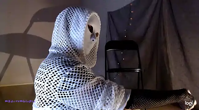 Snapshot of madcrumblepie chatting on December 2024 08:23:01 PM madcrumblepie online show from December 2024 08:23:01 PM