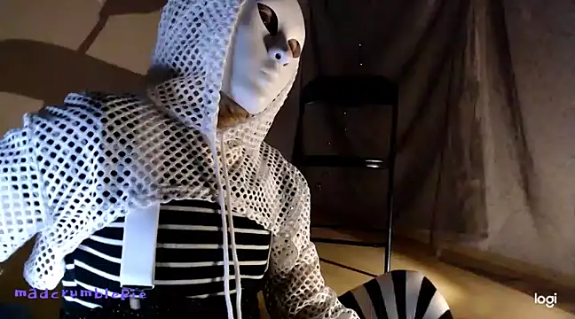Snapshot of madcrumblepie chatting on December 2024 08:36:02 PM madcrumblepie online show from December 2024 08:36:02 PM