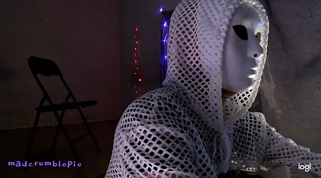 Snapshot of madcrumblepie chatting on January 2025 07:40:01 PM madcrumblepie online show from January 2025 07:40:01 PM