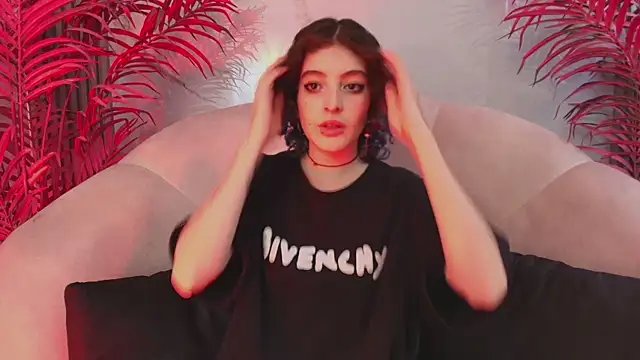 EvaHalsey online show from November 2025 07:56:01 PM