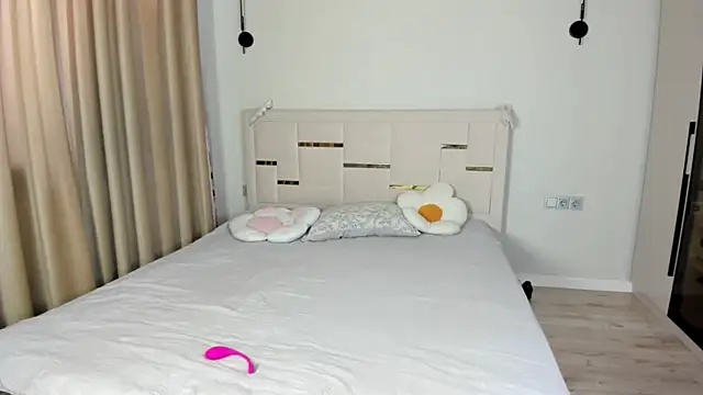 Snapshot of Lola_Peach chatting on August 2026 06:12:01 AM Lola Peach online show from August 2026 06:12:01 AM