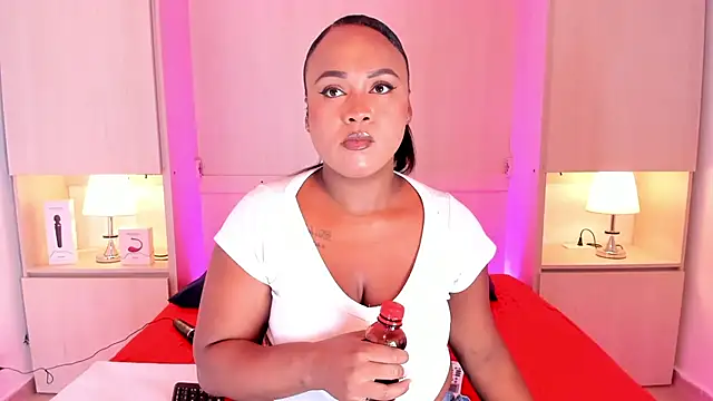 Snapshot of EmilyyStuart chatting on January 2025 04:13:01 AM EmilyyStuart online show from January 2025 04:13:01 AM