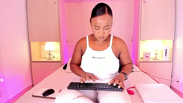 Snapshot of EmilyyStuart chatting on February 2025 04:03:01 AM EmilyyStuart online show from February 2025 04:03:01 AM