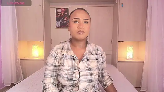 Snapshot of EmilyyStuart chatting on February 2025 03:37:02 AM EmilyyStuart online show from February 2025 03:37:02 AM