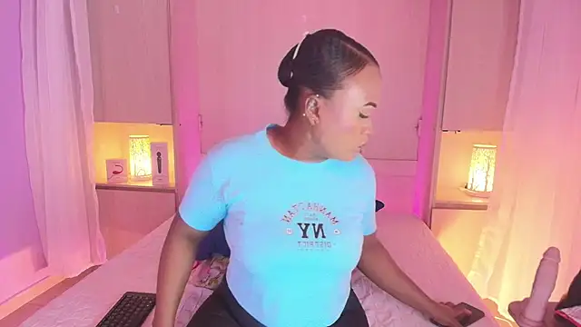 Snapshot of EmilyyStuart chatting on February 2025 04:25:02 AM EmilyyStuart online show from February 2025 04:25:02 AM