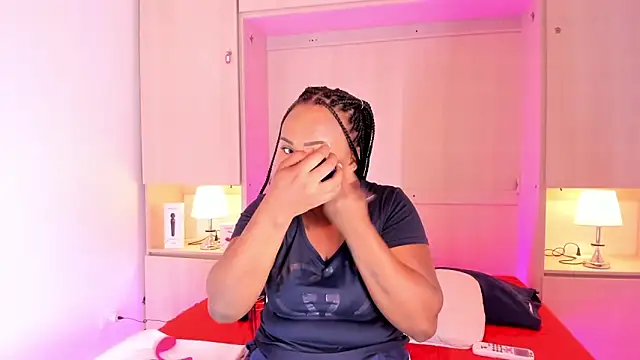 Snapshot of EmilyyStuart chatting on February 2025 03:43:02 AM EmilyyStuart online show from February 2025 03:43:02 AM