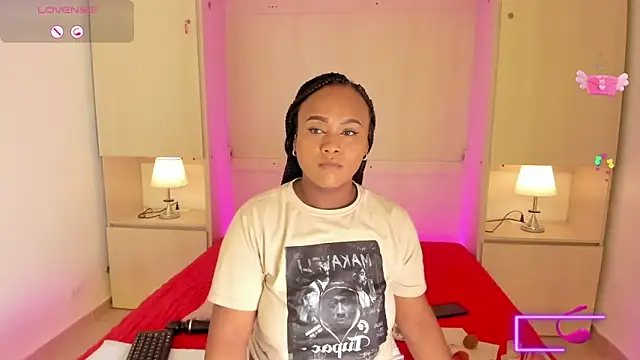 Snapshot of EmilyyStuart chatting on October 2025 04:09:01 AM EmilyyStuart online show from October 2025 04:09:01 AM