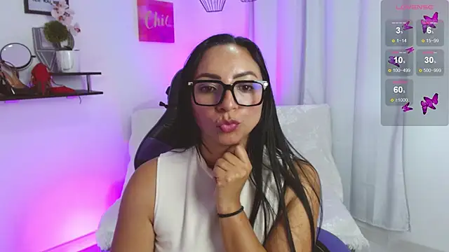 Emmi Cam online show from April 2026 07:58:02 PM