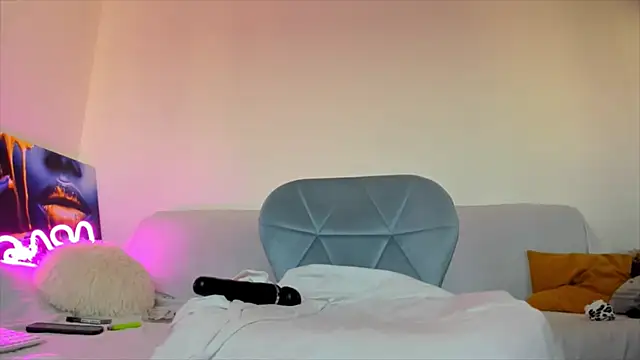 hornyemma   online show from December 2024 12:00:02 PM