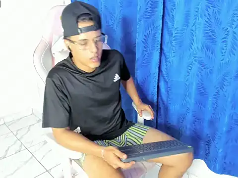 jamesescobar  online show from April 2026 04:01:01 AM