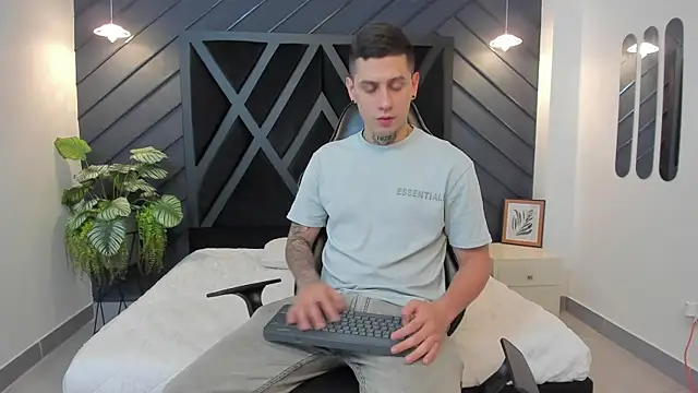 Yeiko Romero  online show from January 2025 05:17:01 PM