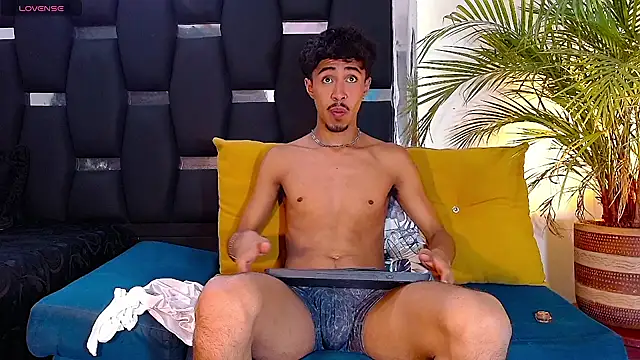 Snapshot of RyanRizzo chatting on January 2025 04:59:02 PM RyanRizzo online show from January 2025 04:59:02 PM