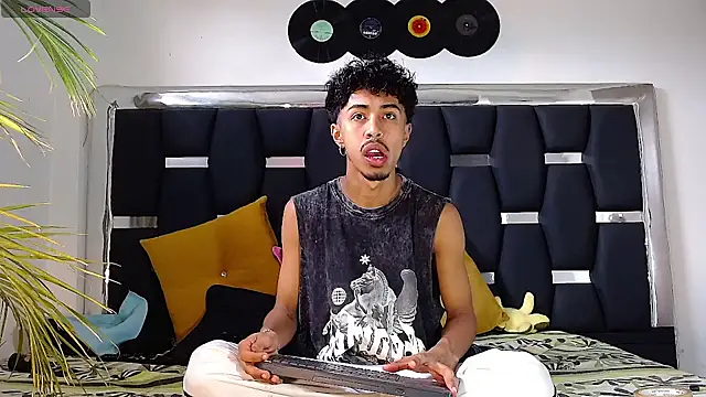 Snapshot of RyanRizzo chatting on January 2025 03:33:01 PM RyanRizzo online show from January 2025 03:33:01 PM