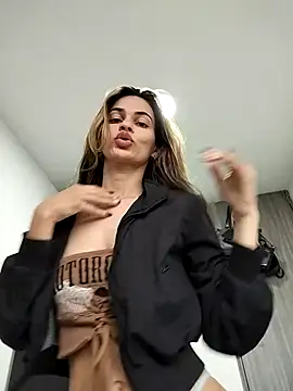 Snapshot of cuteluci_ chatting on February 2025 11:34:02 AM cuteluci online show from February 2025 11:34:02 AM