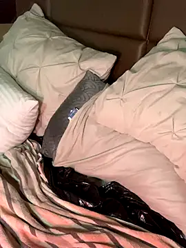 CrownedNyaries online show from December 2024 11:56:02 AM