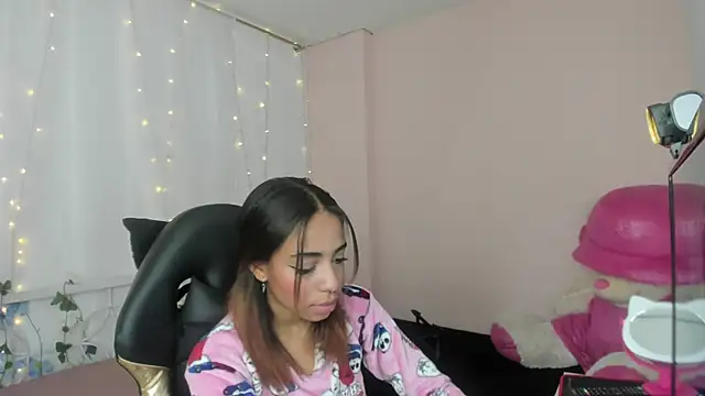 Abigail Wilson  online show from February 2025 08:46:01 PM